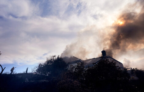 Firefighters gain ground on Southern California blaze, allowing thousands to return home